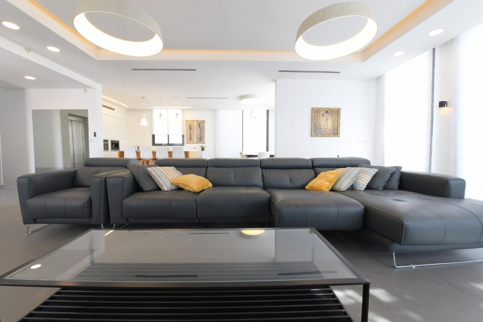New ! 430m Luxury Class 8-bdr Exclusive Design Heated Pool Jucuzzi Sauna
