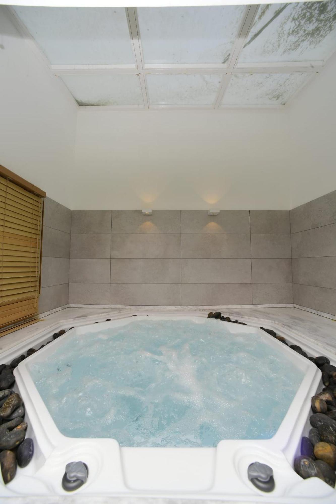 New ! 430m Luxury Class 8-bdr Exclusive Design Heated Pool Jucuzzi Sauna *