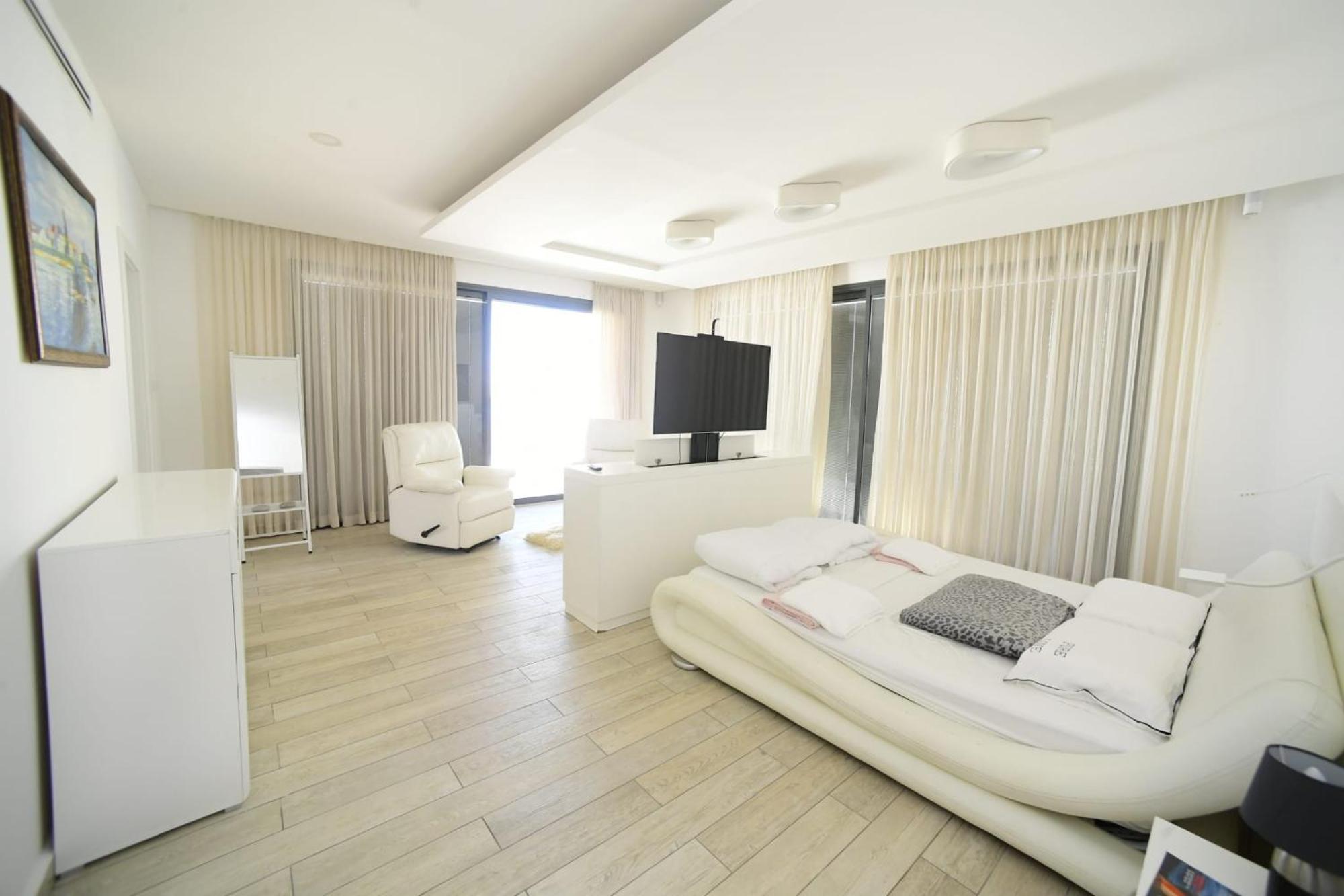 New ! 430m Luxury Class 8-bdr Exclusive Design Heated Pool Jucuzzi Sauna * Eilat
